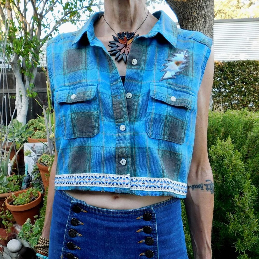 CroPPed FlaNNeL Bolt CuTie FesTie ToP
